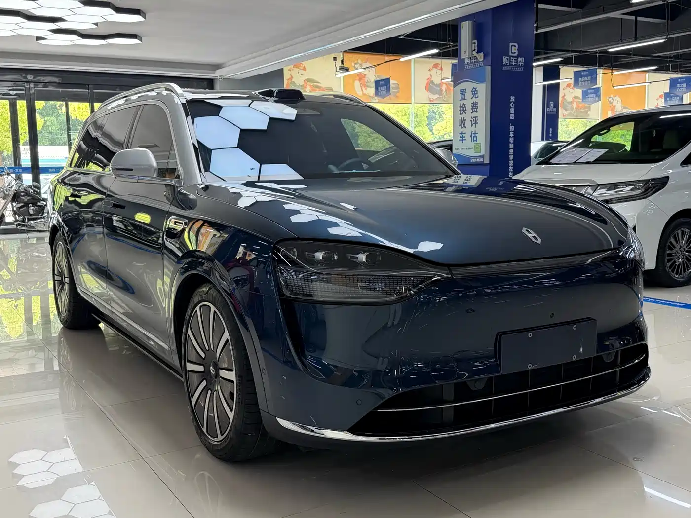 AITO Wenjie AITO M9 2025 Extended Range Ultra 52kWh 6-Seater фото 3