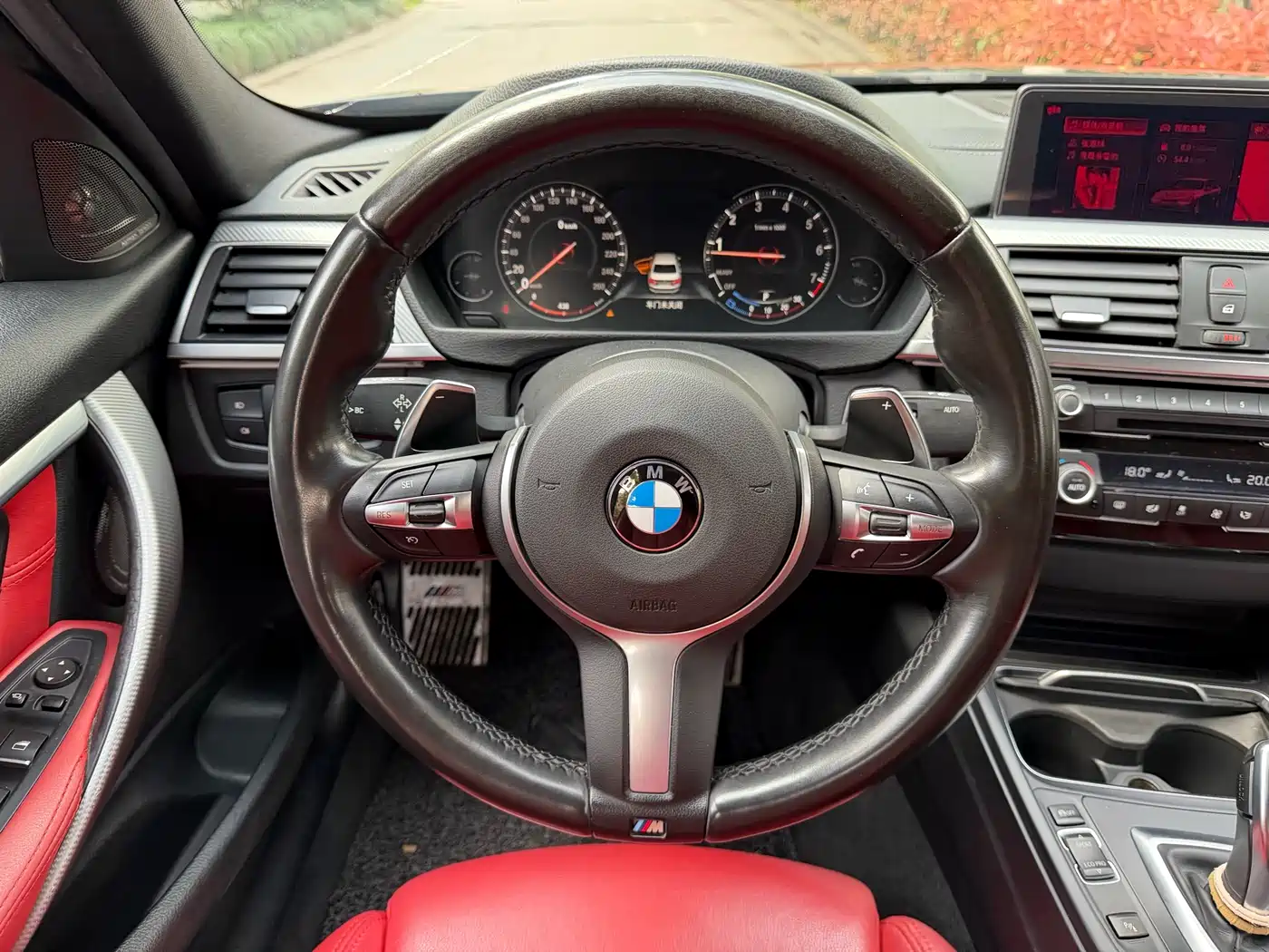 BMW 3 Series 2018 320i M Sport Black Night Edition фото 16