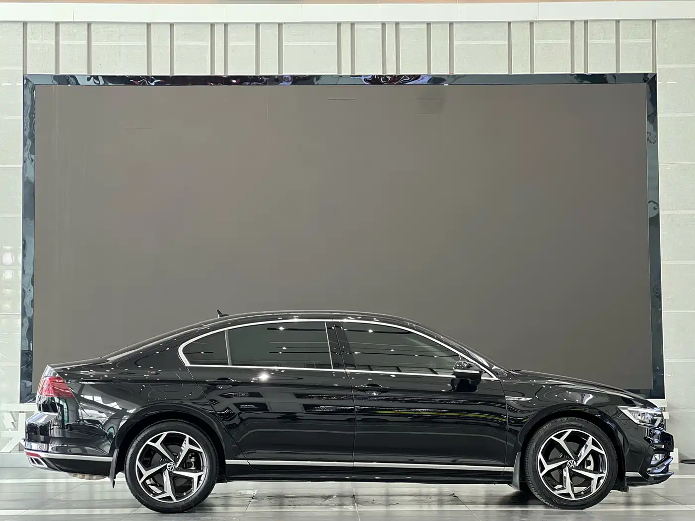 Volkswagen Magotan 2023 Model 2 Million Commemorative Edition 330TSI DSG Luxury фото 4