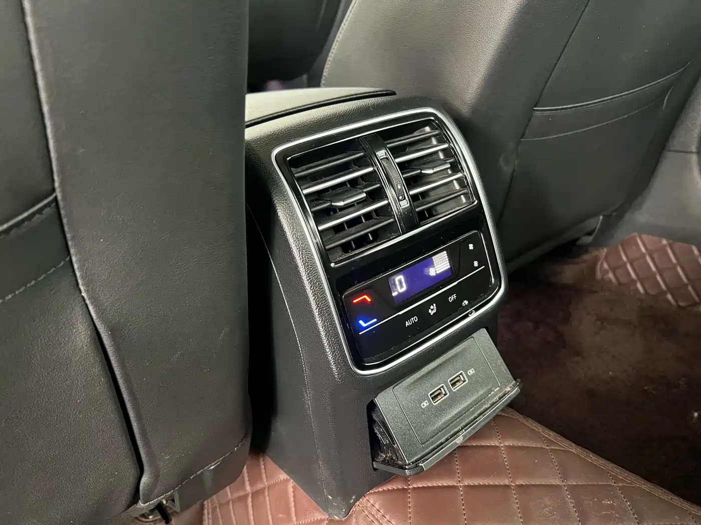 Volkswagen Magotan 2023 Model 2 Million Commemorative Edition 330TSI DSG Luxury фото 10
