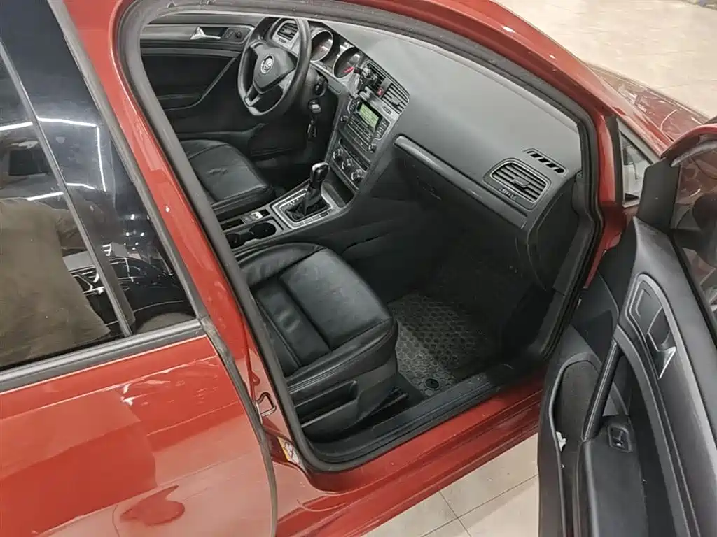 Volkswagen Golf 2014 1.6L Automatic Fashion Edition фото 11