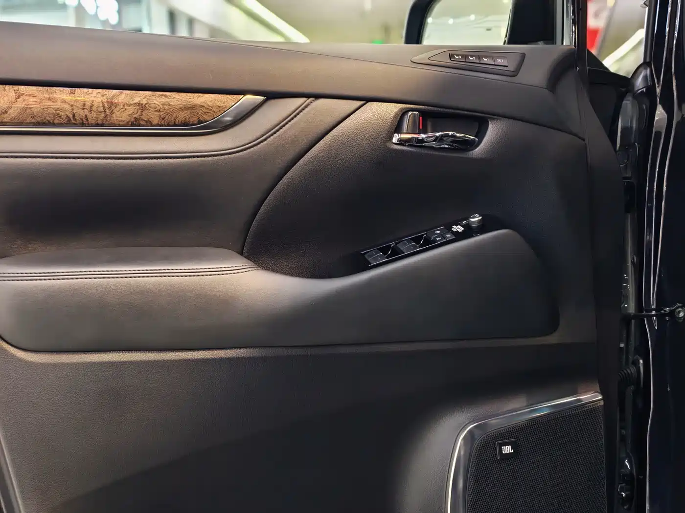 Toyota Vellfire 2021 Crown Hybrid 2.5L HV Supreme Edition фото 26