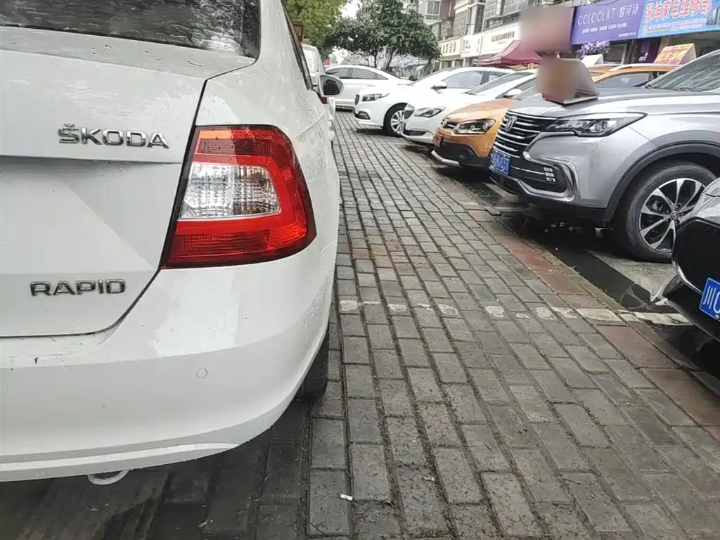 Škoda Rapid 2016 1.6L Automatic Pioneer Edition фото 8