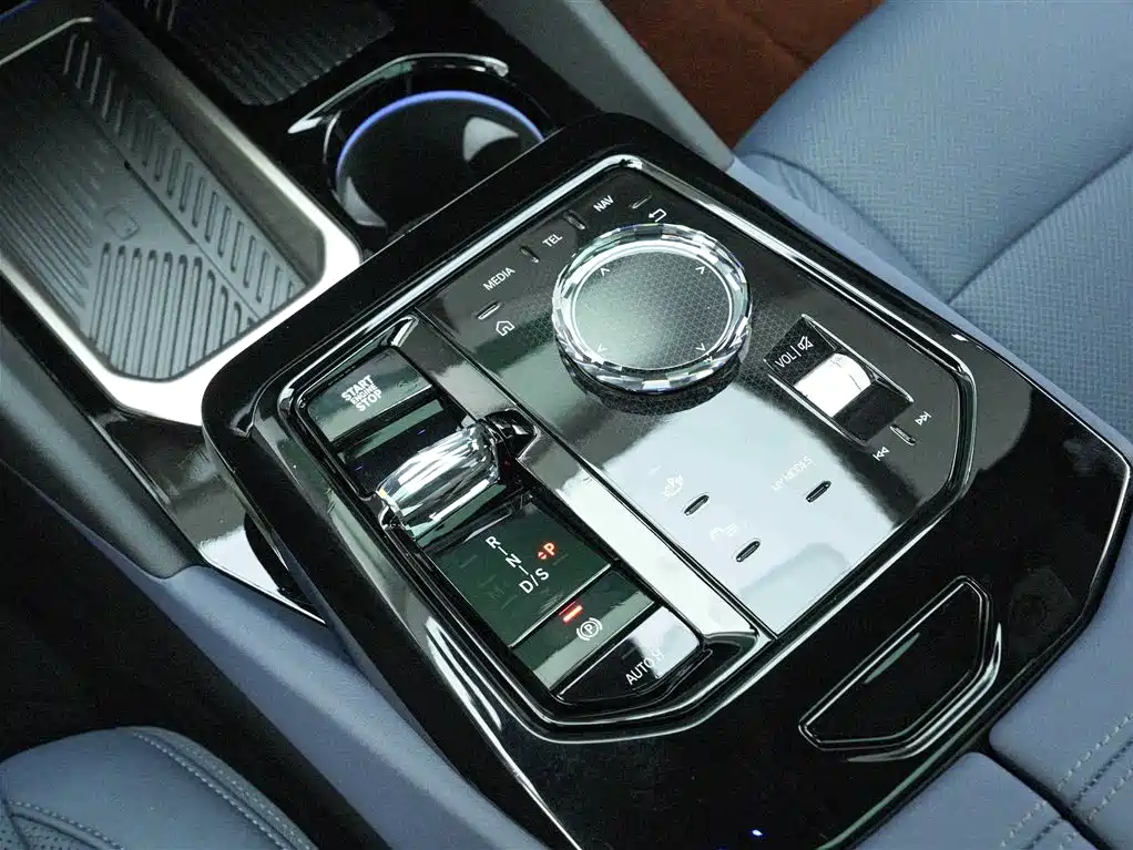 BMW 5 Series 2025 530Li Premium M Sport Package фото 10