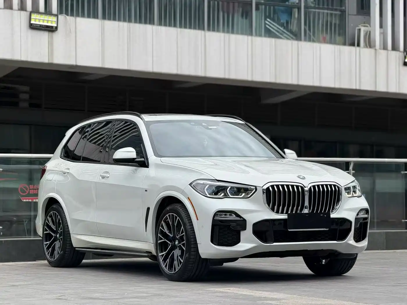 BMW X5 (Import) 2019 xDrive40i Exclusive M Sport Package фото 2