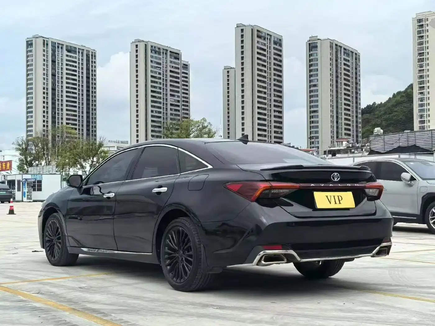 Photo 7 - Toyota Avalon