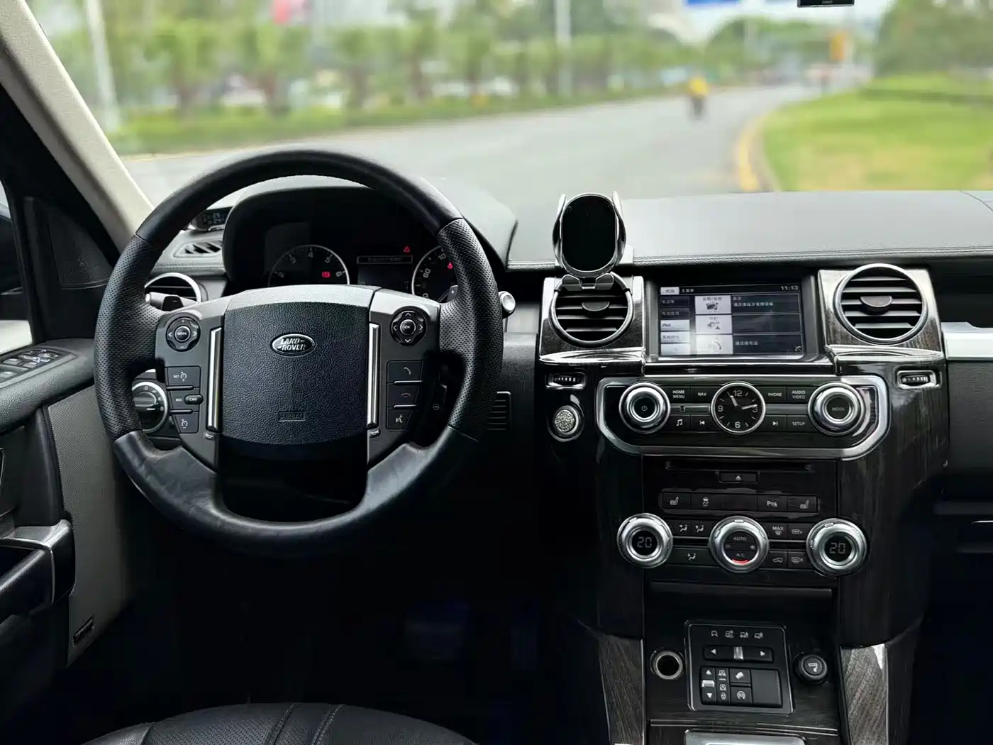 Land Rover Discovery 2015 3.0 SC V6 SE фото 15