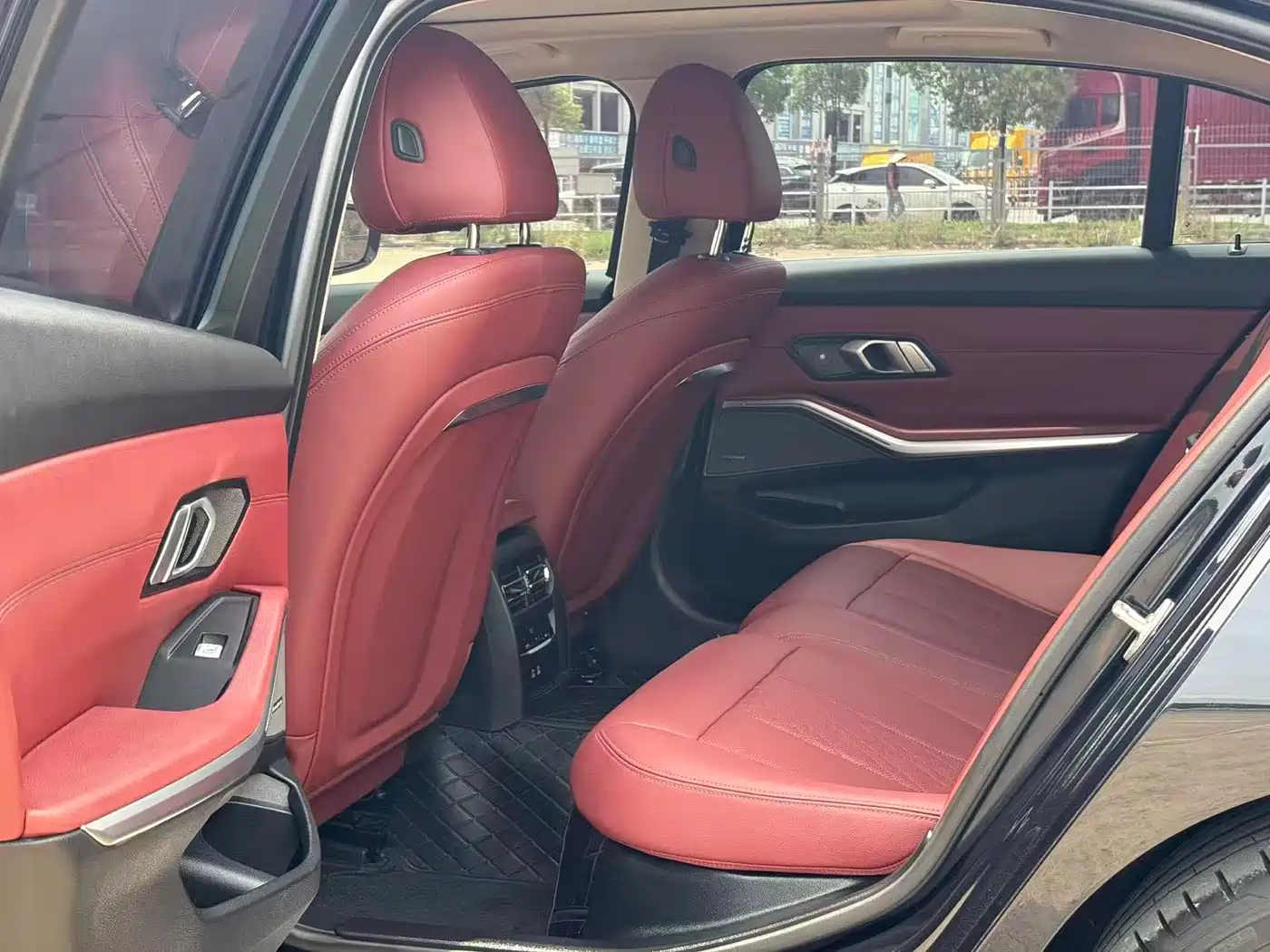 BMW 3 Series 2024 325Li M Sport Shadowline Package фото 5