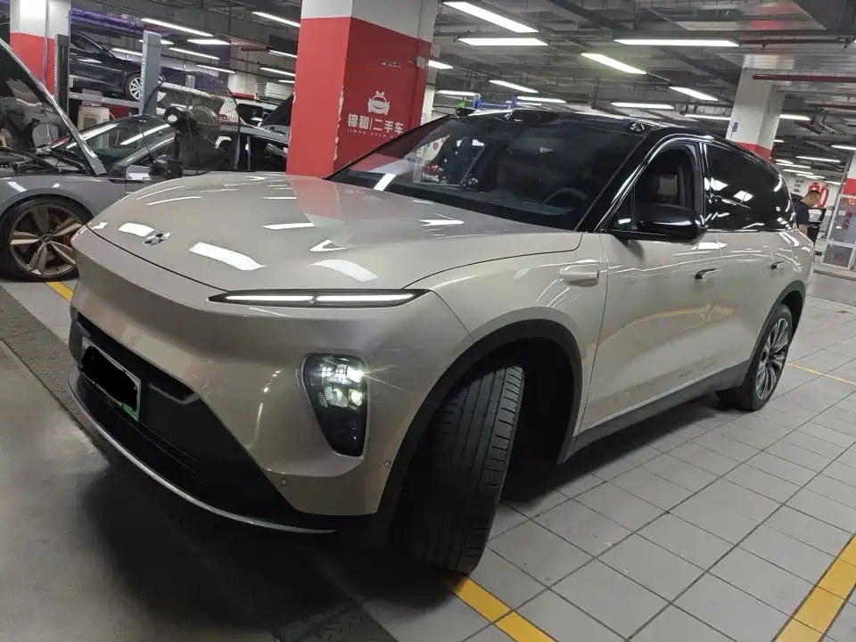 Nio ES8