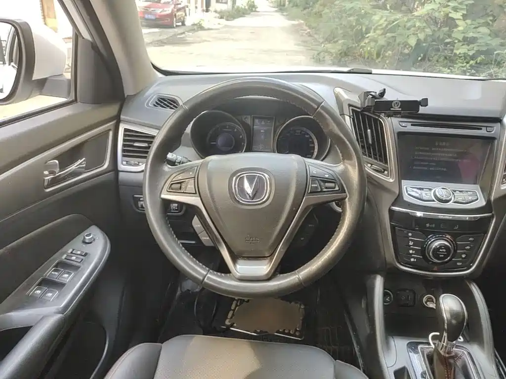 Фото 11 - Changan CS75