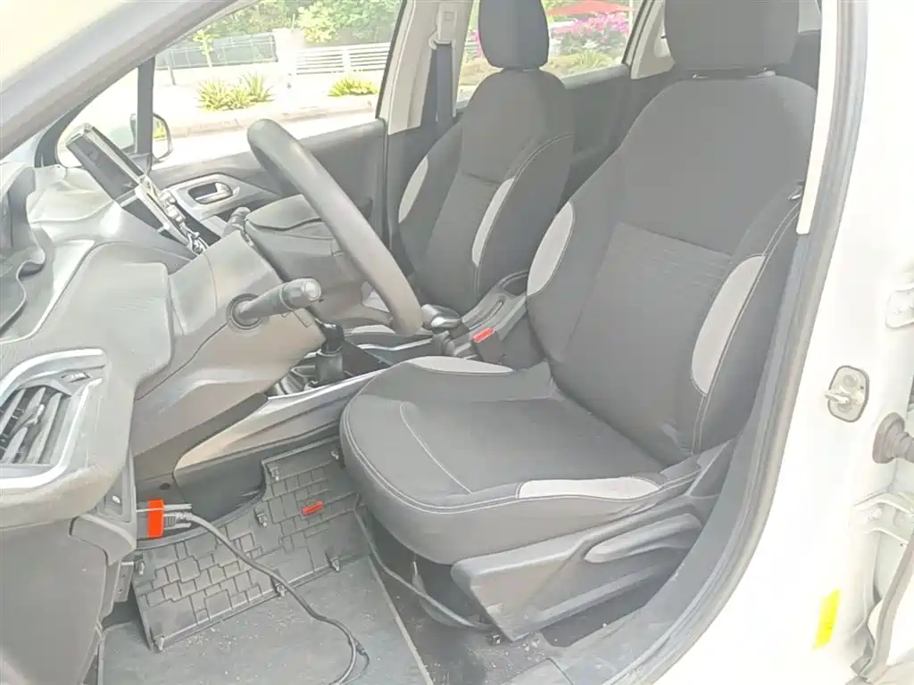 Peugeot 2008 2014 1.6L Manual Trend Edition фото 15