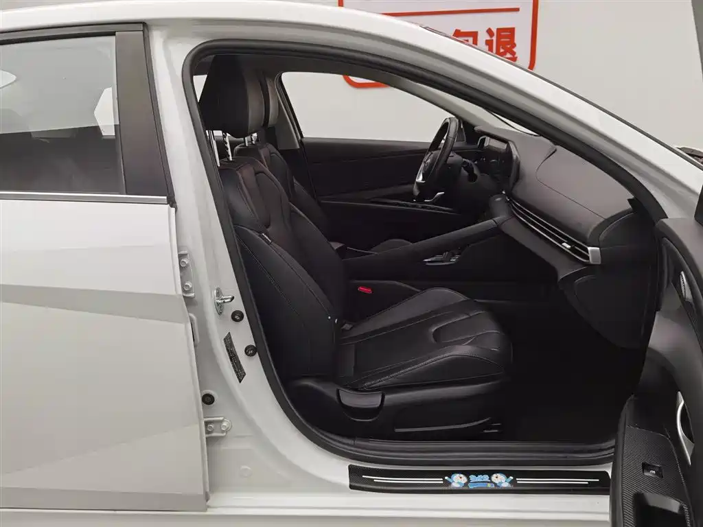 Hyundai Elantra 2021 1.5L CVT LUX Premium Edition фото 23