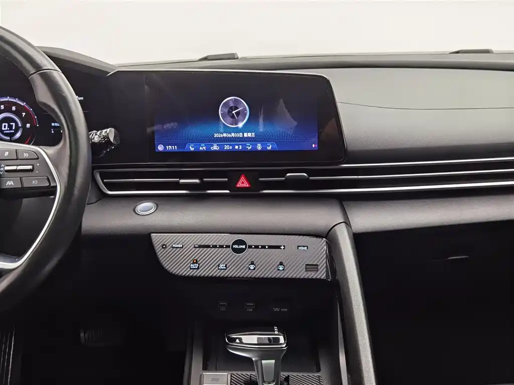 Hyundai Elantra 2021 1.5L CVT LUX Premium Edition фото 12