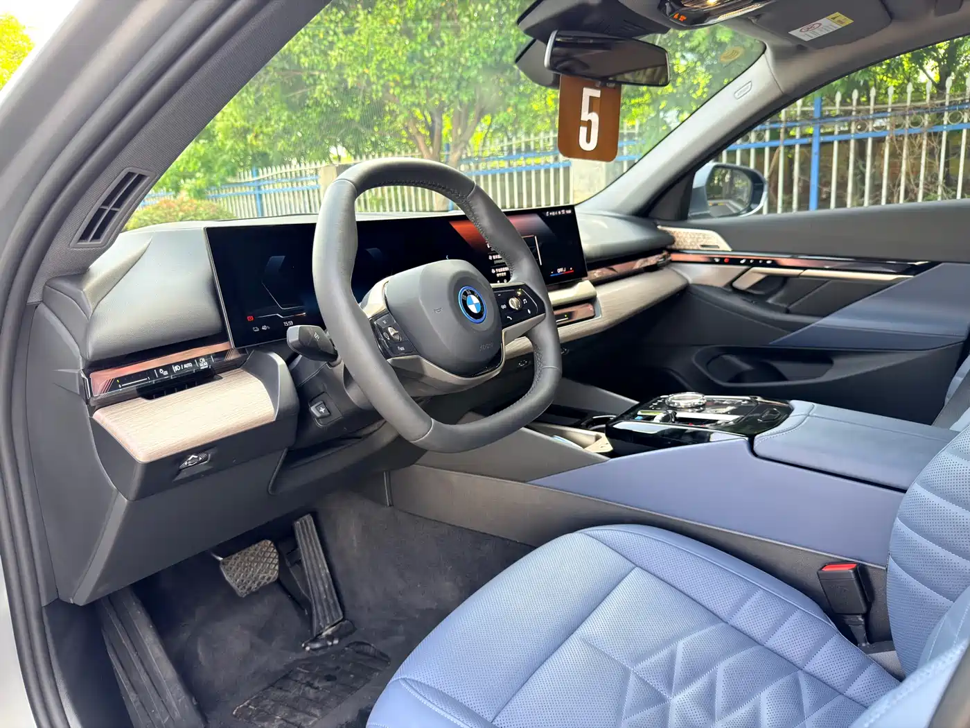BMW i5 2025 xDrive 50L Luxury Package фото 3