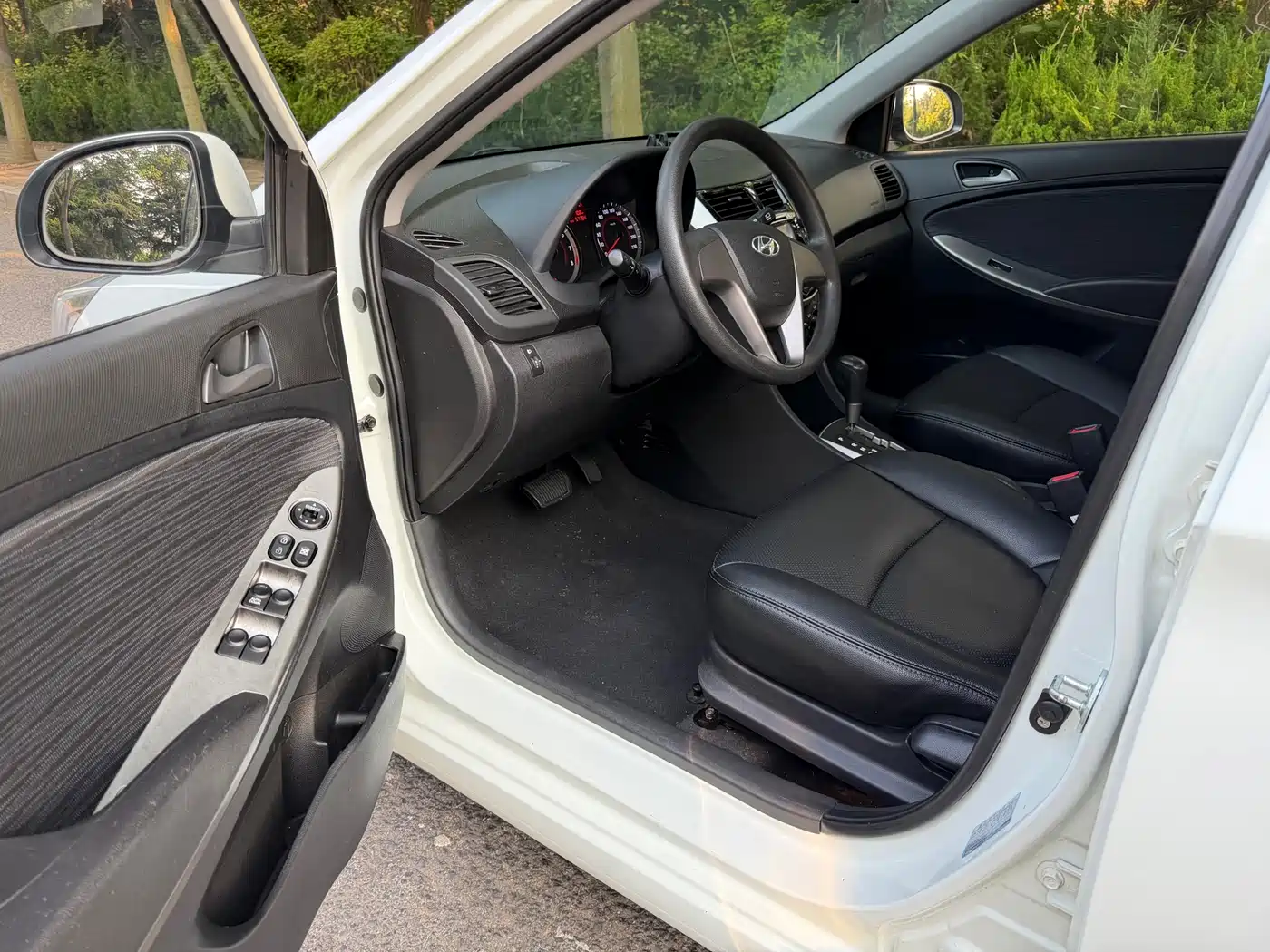 Hyundai Reina 2014 Model 1.4L Automatic GLX фото 7