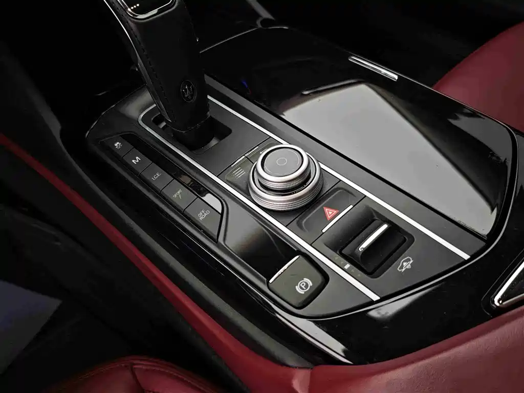 Maserati Levante 2016 3.0T Standard фото 23