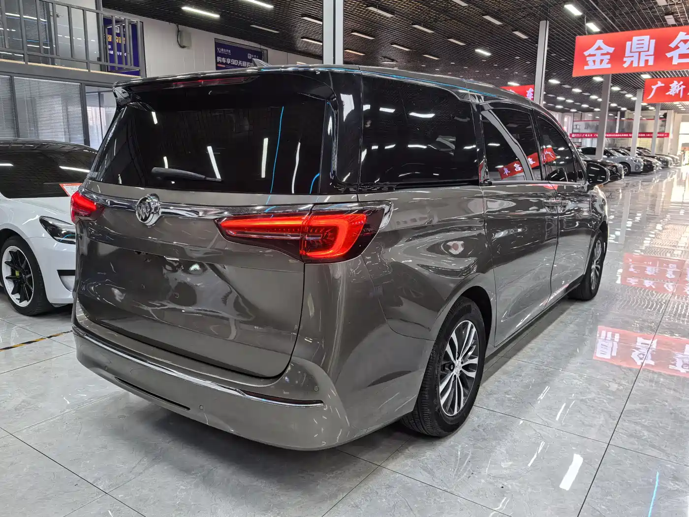 Buick GL8 2021 ES Landlord 653T Comfort фото 13