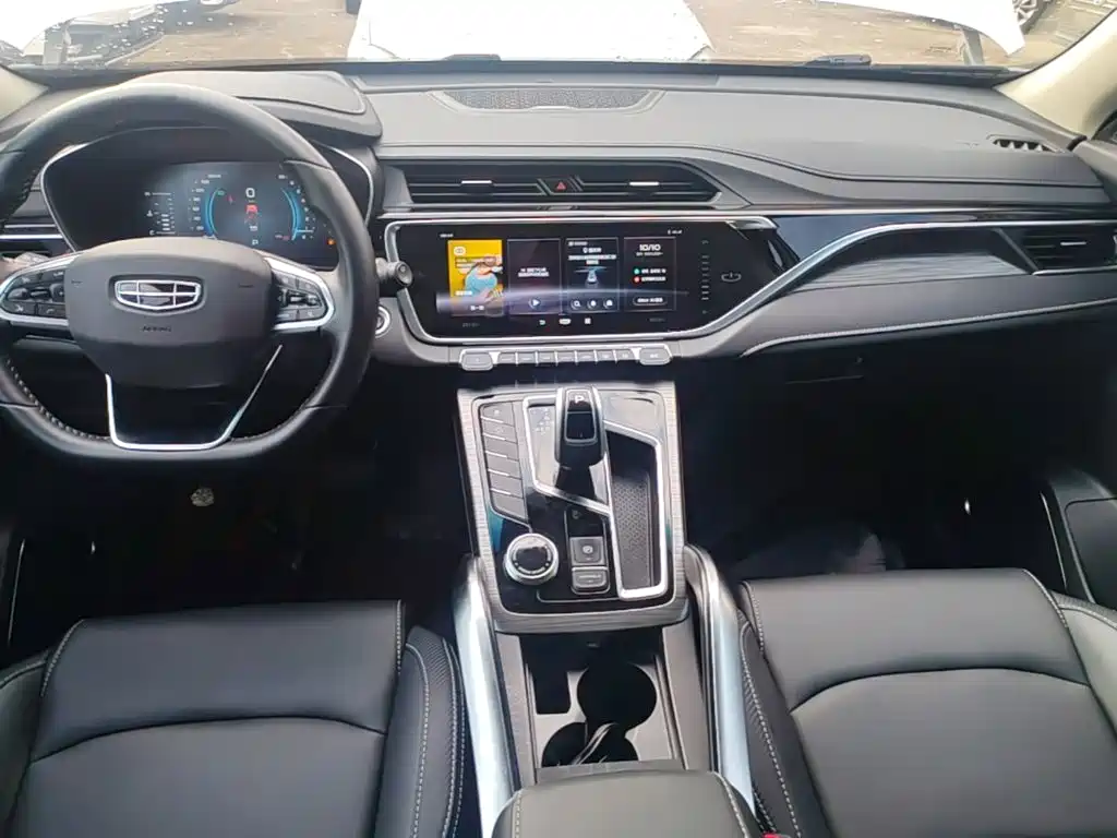 Фото 13 - Geely Atlas