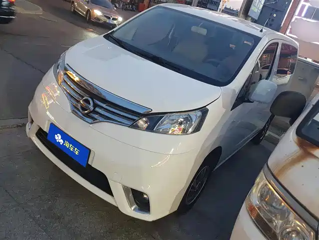 NISSAN NV200