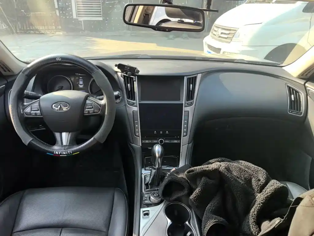 Photo 10 - Infiniti Q50L