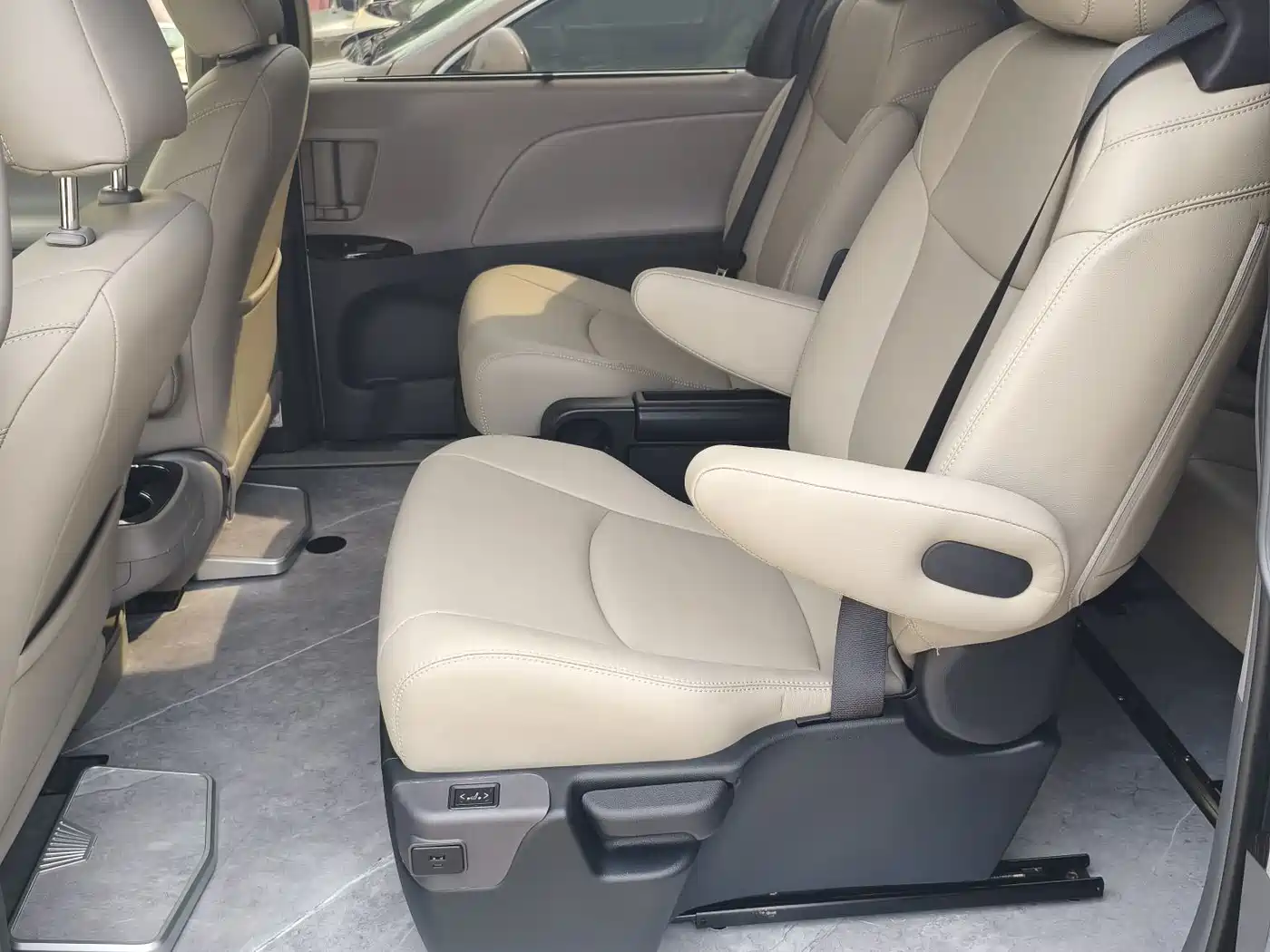 Toyota Sienna 2015 3.5L 2WD LE фото 6