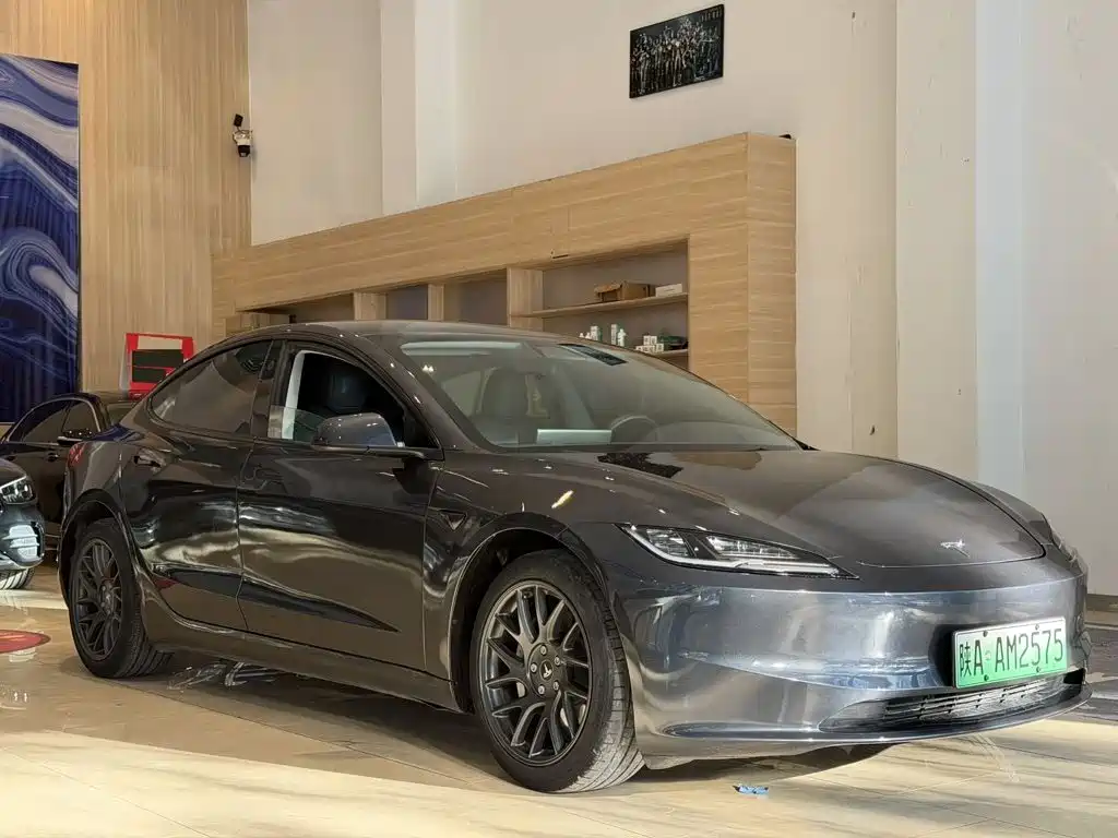 Фото 3 - Tesla Model 3