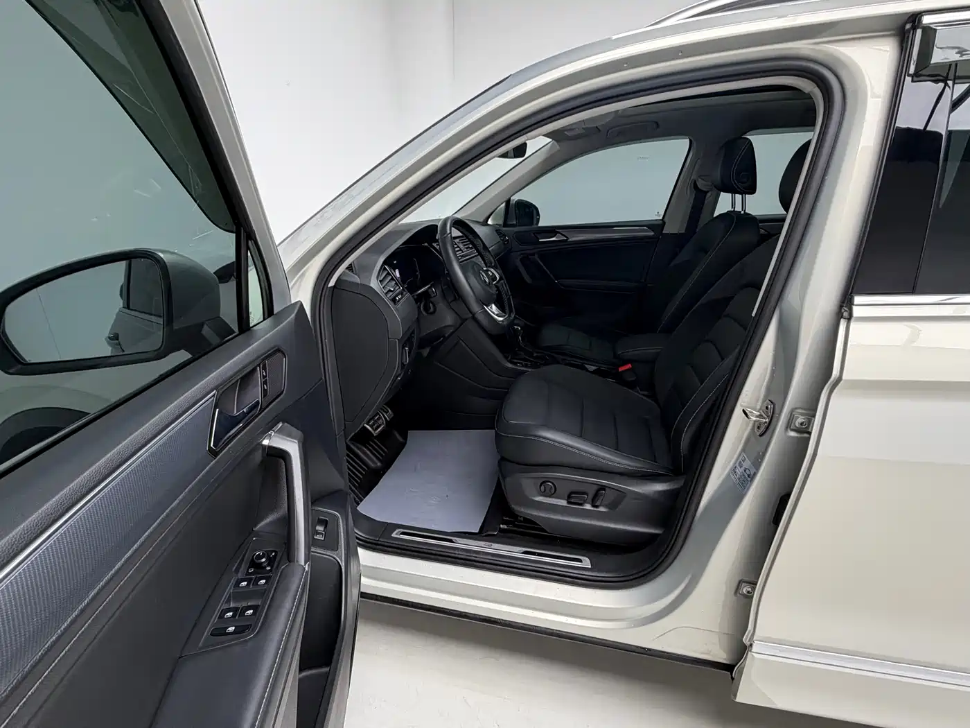 Volkswagen Tiguan L 2021 330TSI Automatic 2WD R-Line Premium фото 14