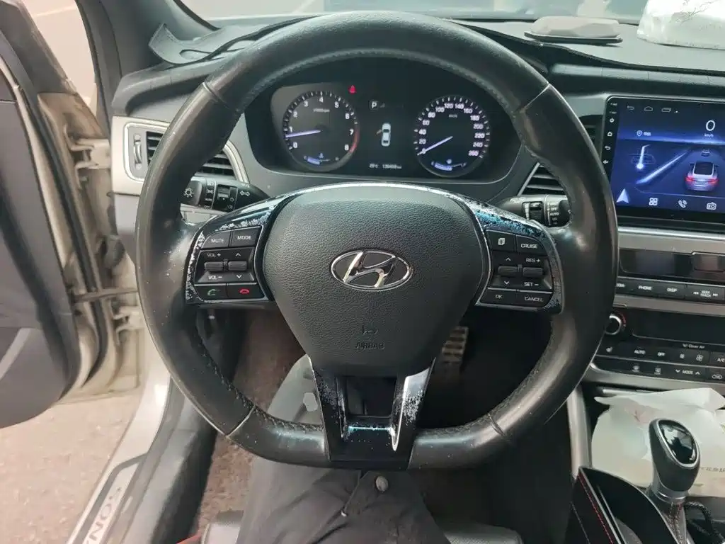 Photo 3 - Hyundai Sonata