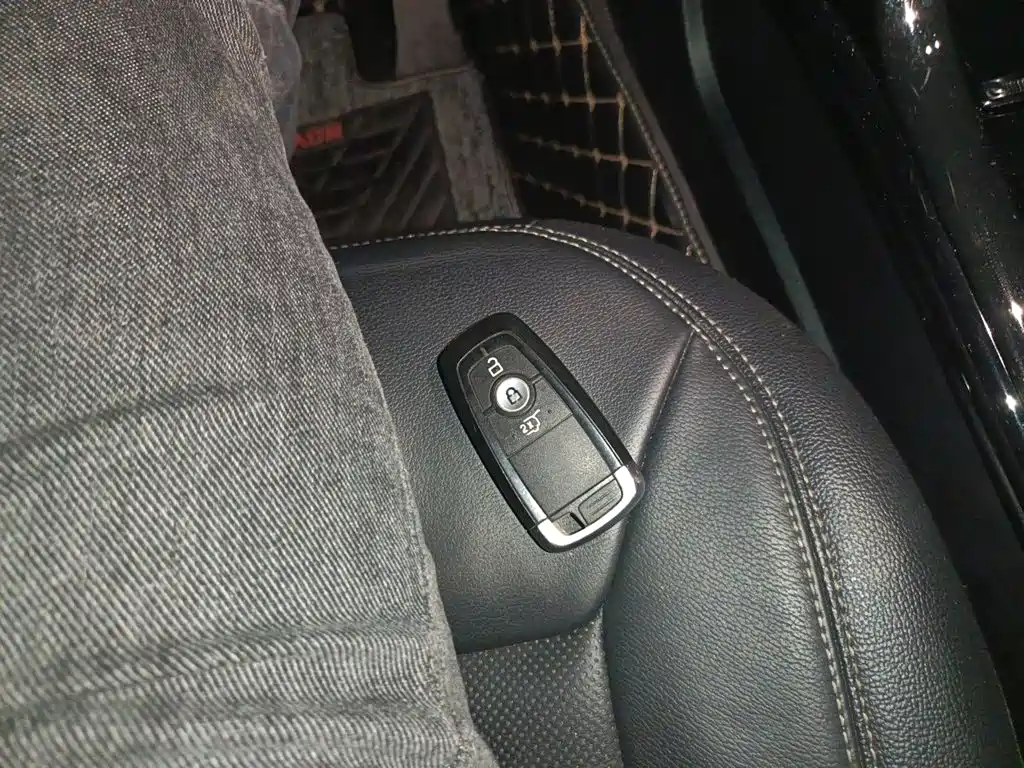 Photo 9 - Ford Explorer