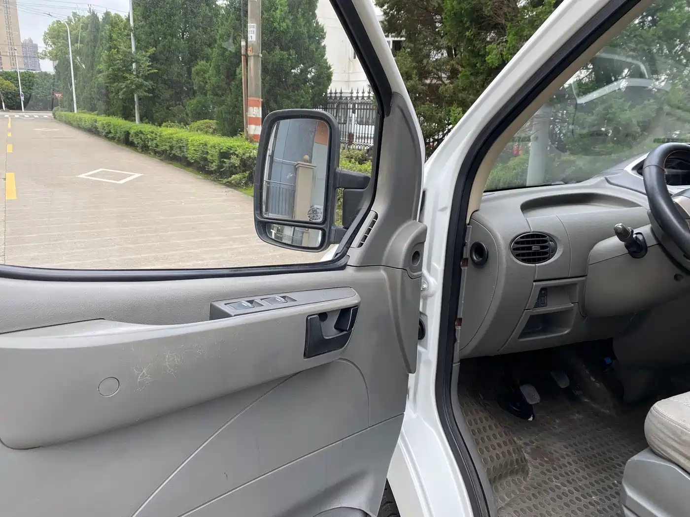 SAIC Maxus Xintu V80 2011 Model 2.5T Short Wheelbase Medium Roof Transport Elite Edition фото 9