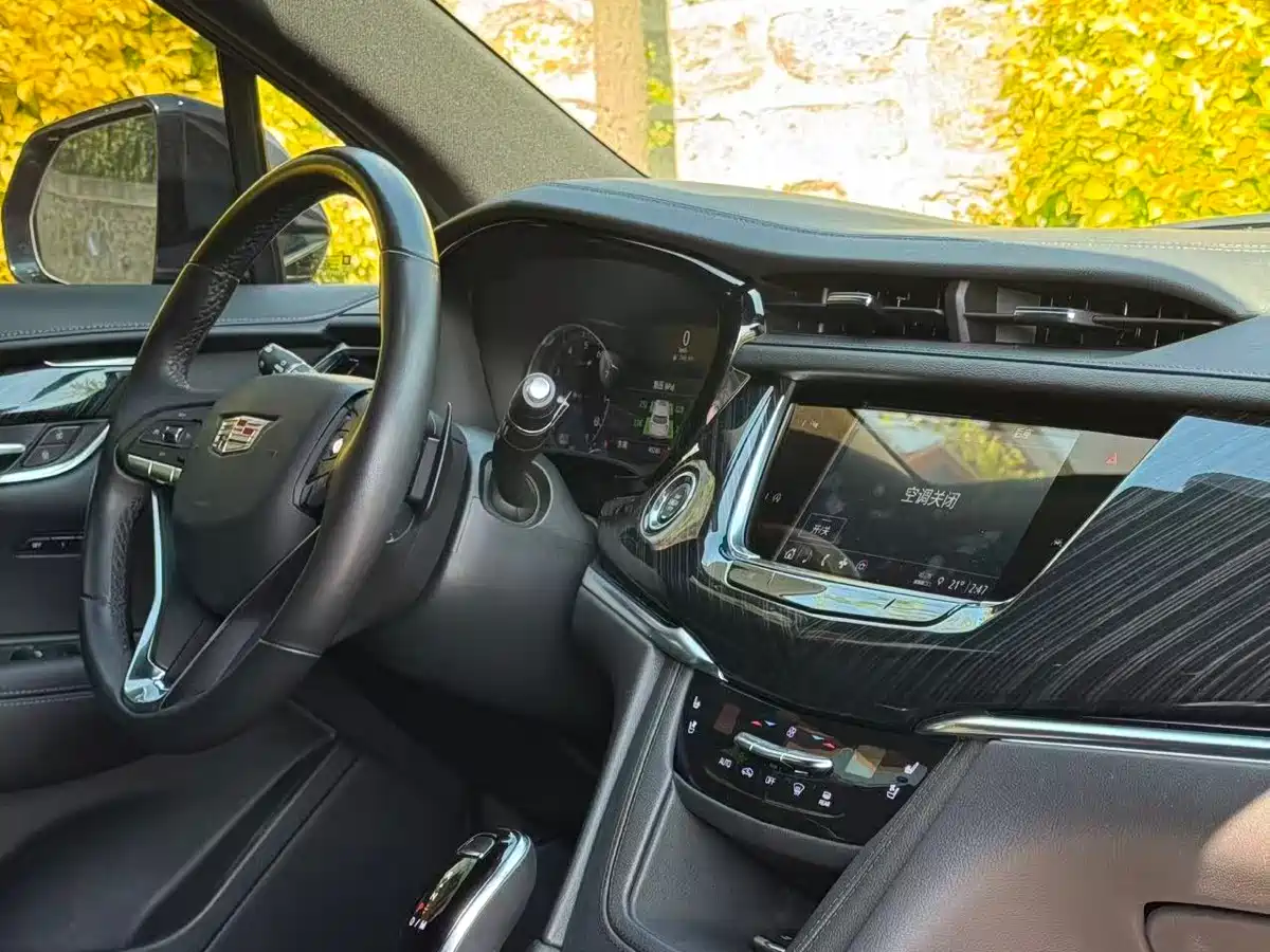 CADILLAC XT6