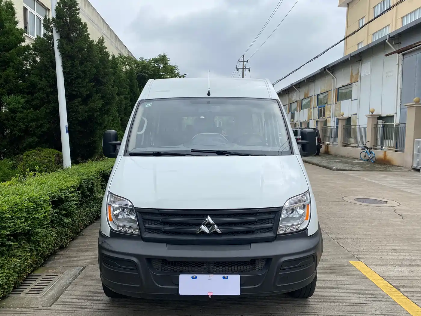 SAIC Maxus Xintu V80 2011 Model 2.5T Short Wheelbase Medium Roof Transport Elite Edition фото 2