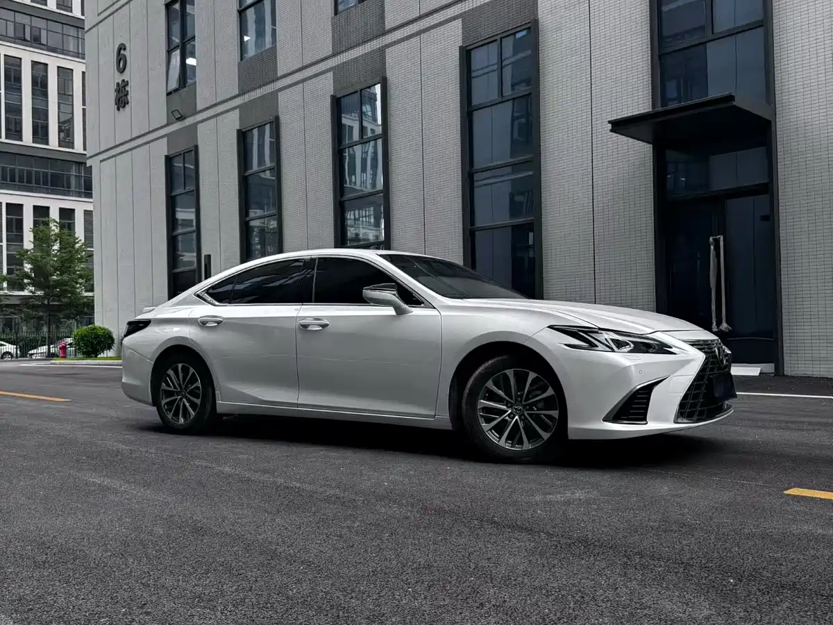 Lexus ES 2025 300h Ultimate Edition фото 7