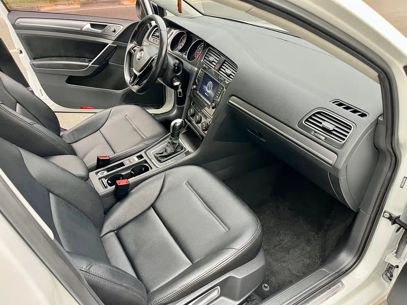 Volkswagen Golf 2017 230TSI Auto Comfort Millionth Anniversary Edition фото 10