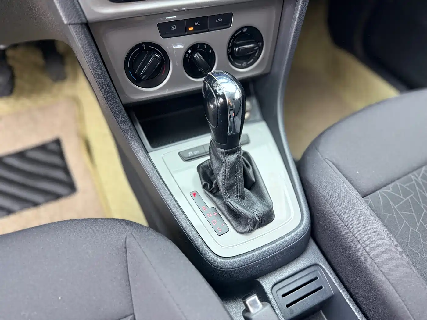 Volkswagen Lavida 2013 1.6L Automatic Trend Edition фото 10