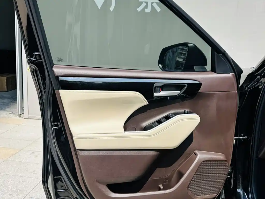 Фото 21 - Toyota Highlander