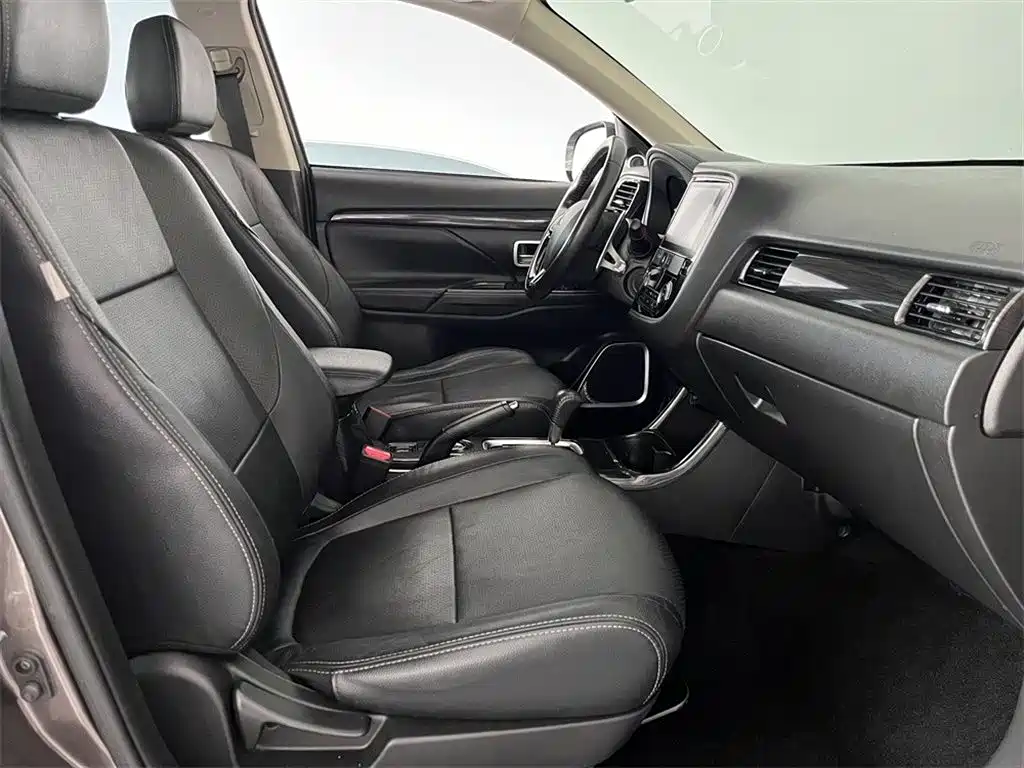Mitsubishi Outlander 2016 2.4L 4WD Luxury Edition 7-seater фото 13