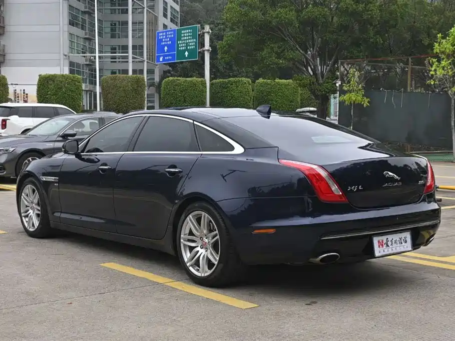 JAGUAR XJ