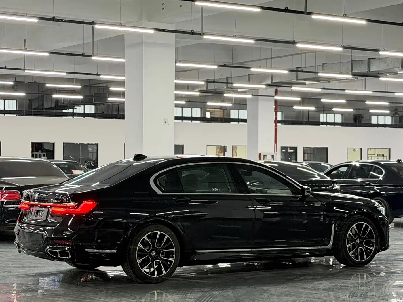 BMW 7 Series 2016 750Li xDrive 4-Seater фото 9
