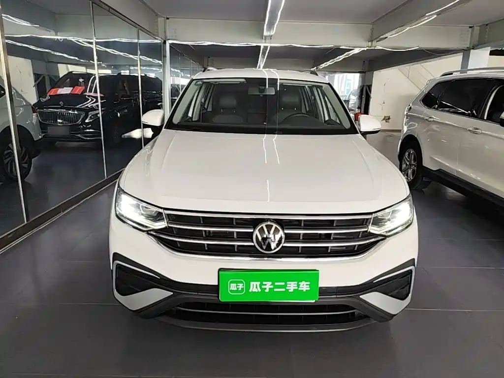 Photo 3 - Volkswagen Tiguan L