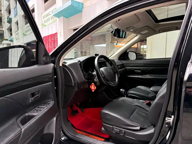 Mitsubishi Outlander 2016 2.4L 4WD Elite Edition 5-seater — фото 4