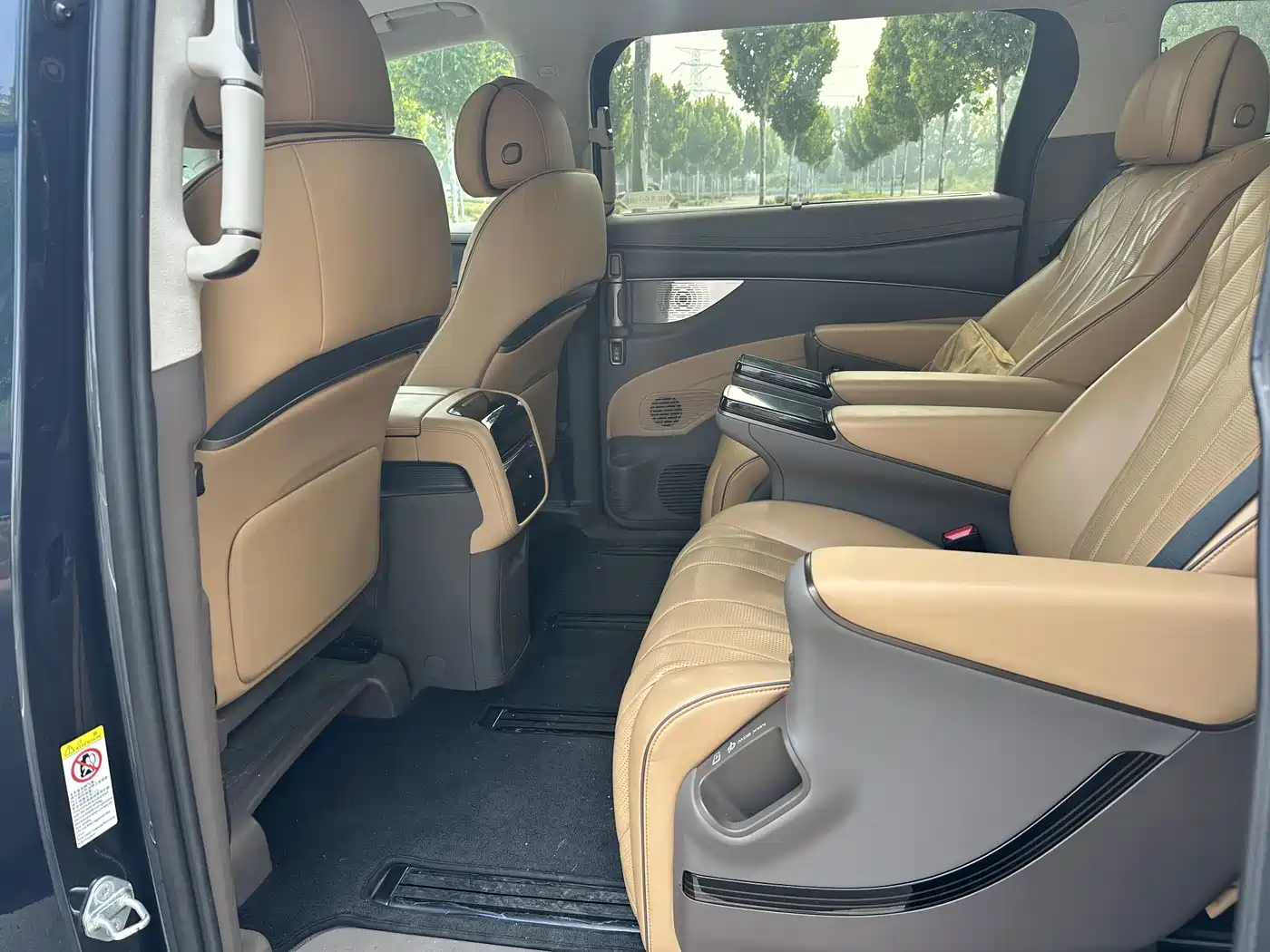 Denza D9 2023 2022 EV 600 4WD Prestige Model
