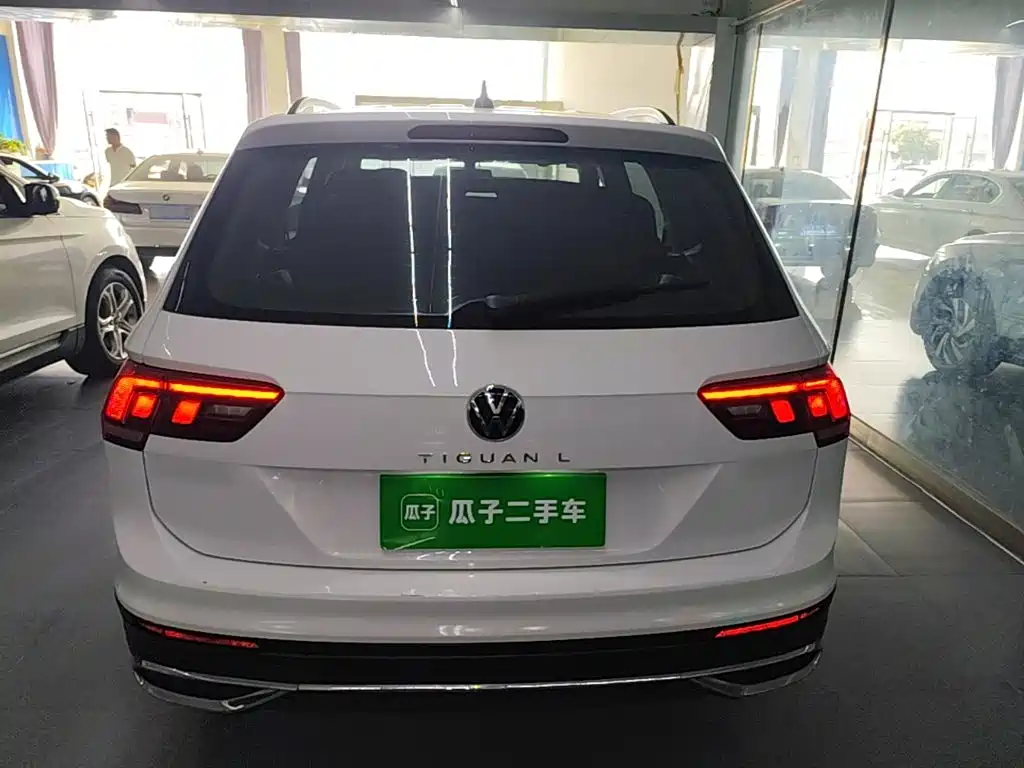 Photo 6 - Volkswagen Tiguan L