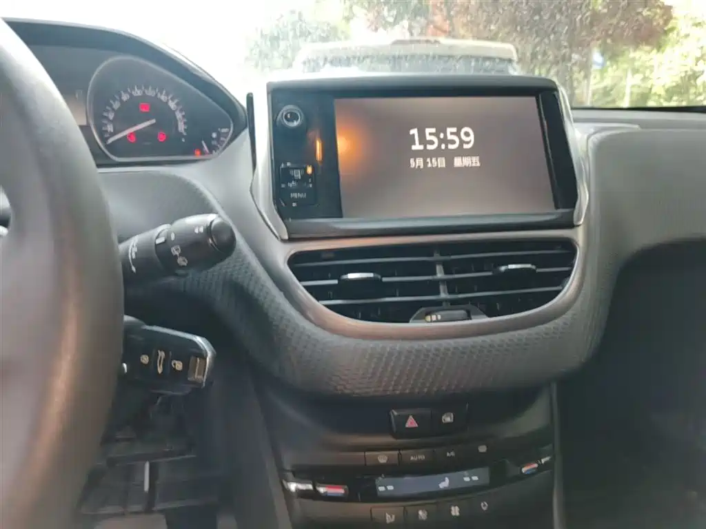 Peugeot 2008 2014 1.6L Automatic Fashion Edition фото 13