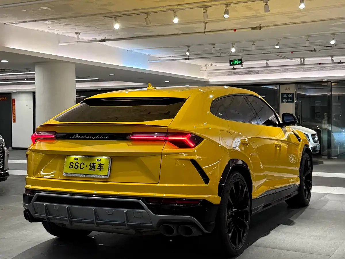 LAMBORGHINI URUS