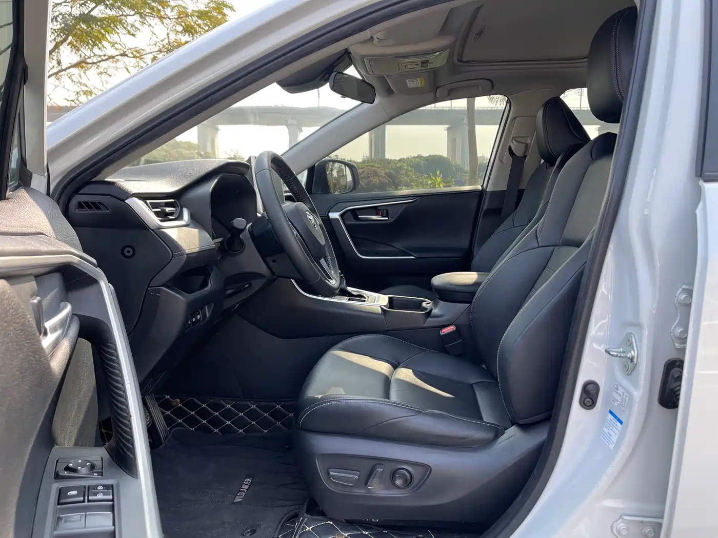 Toyota Wildlander 2022 2.0L CVT AWD Luxury Edition фото 20