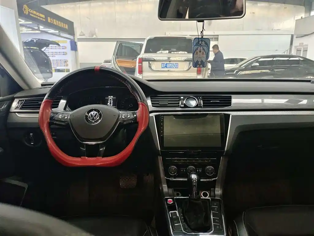 Volkswagen Passat 2017 330TSI DSG Prestige фото 11