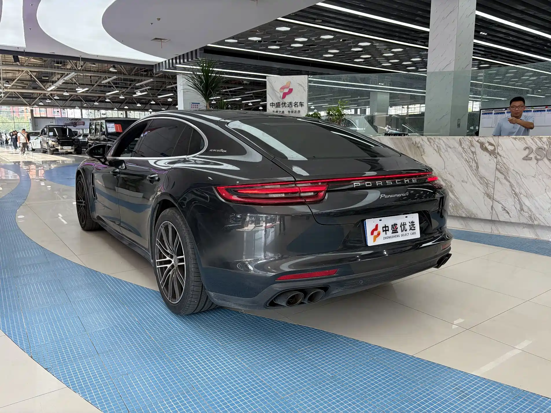 Photo 23 - Porsche Panamera