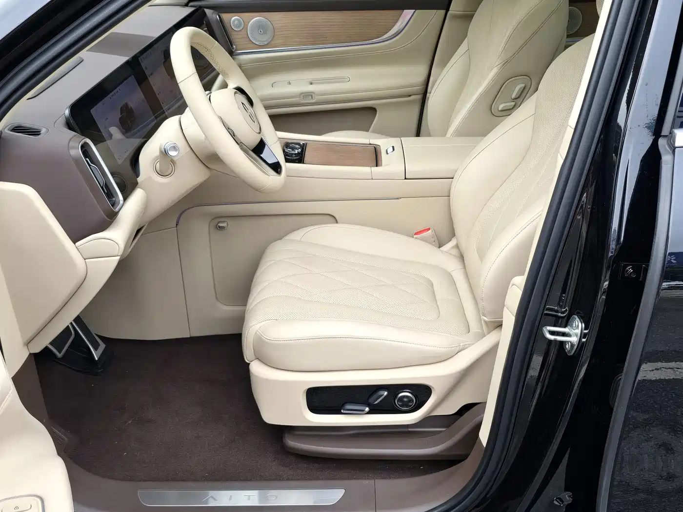 AITO Wenjie AITO M9 2024 Range Extender Max Edition 42kWh 6-seater фото 11