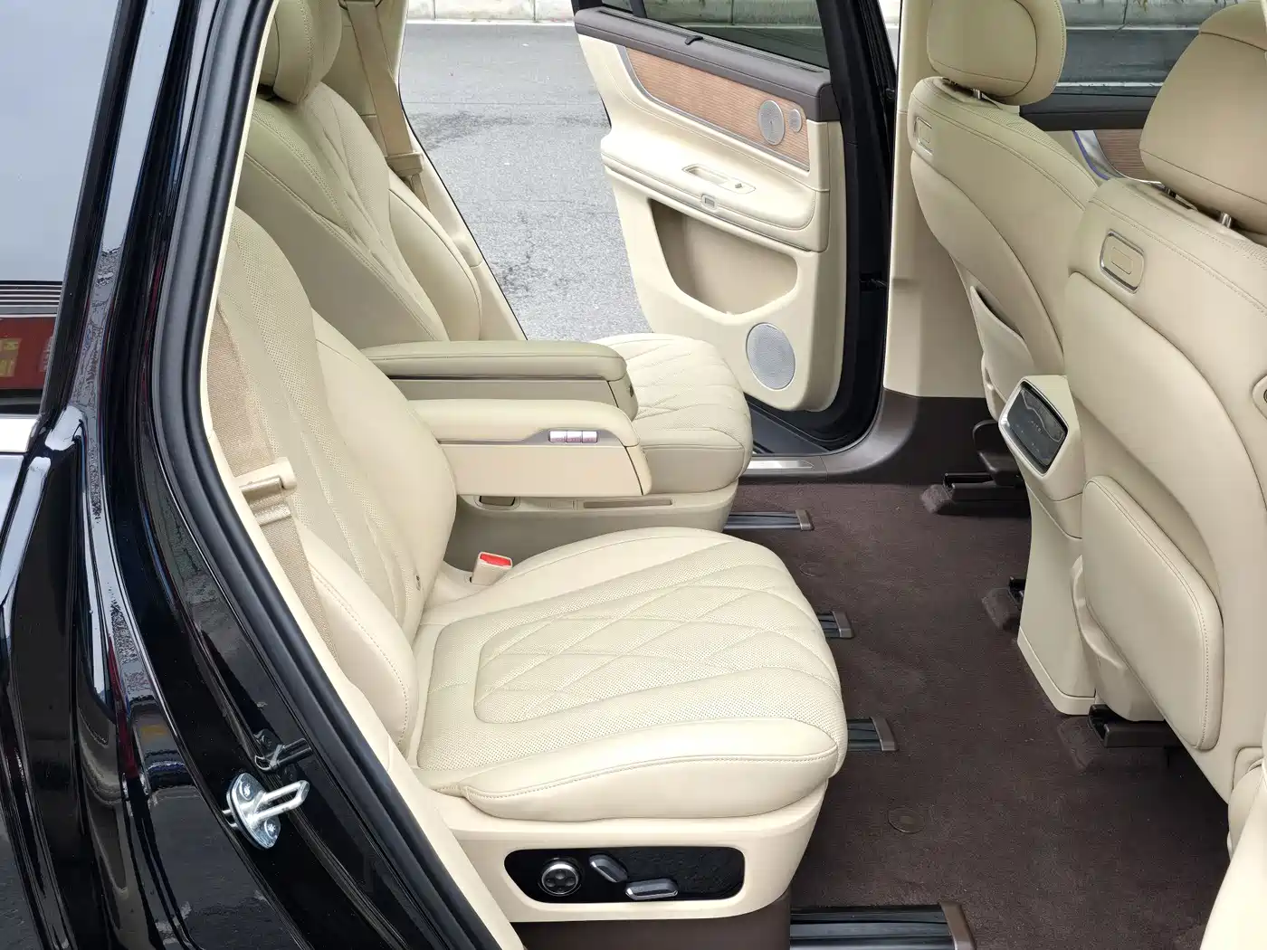 AITO Wenjie AITO M9 2024 Range Extender Max Edition 42kWh 6-seater фото 15